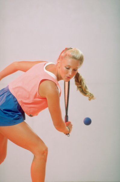 Постер Девушка играет в теннис
